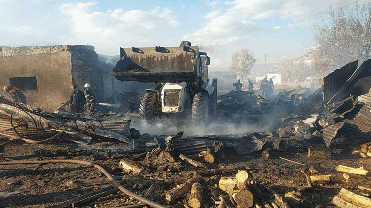 Ardahan'da çıkan ağır yangınında 23 hayvan öldü