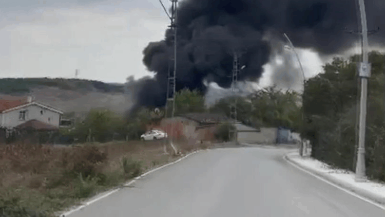 Arnavutköy'de plastik fabrikasında yangın