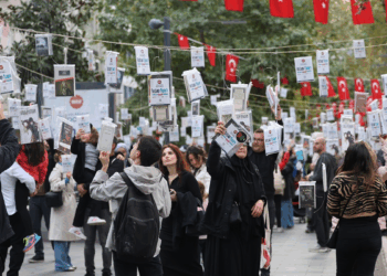 Asırlık çınarlara asılan 5 bin kitap dakikalar içinde toplandı