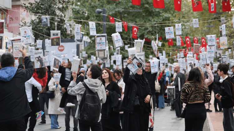 Asırlık çınarlara asılan 5 bin kitap dakikalar içinde toplandı