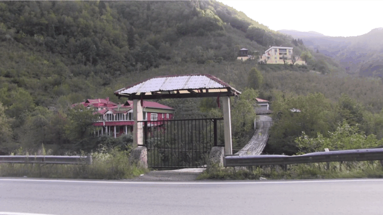 Asma köprüye demir kapı yaptırıp, kilit de taktı