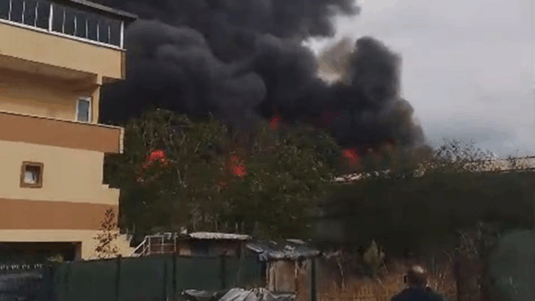 Ataşehir'de fabrika yangını söndürüldü: 4 işçi dumandan etkilendi