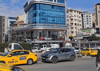 Ataşehir'de motosikletli saldırganlar galeriyi kurşunladı: 2 kişi yaralandı