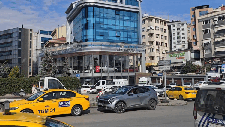 Ataşehir'de motosikletli saldırganlar galeriyi kurşunladı: 2 kişi yaralandı