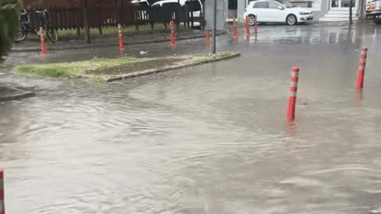Aydın'da sağanak nedeniyle bazı yollar suyla doldu