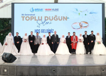 Bağcılar'da toplu düğün şöleninde 8 çift dünya evine girdi