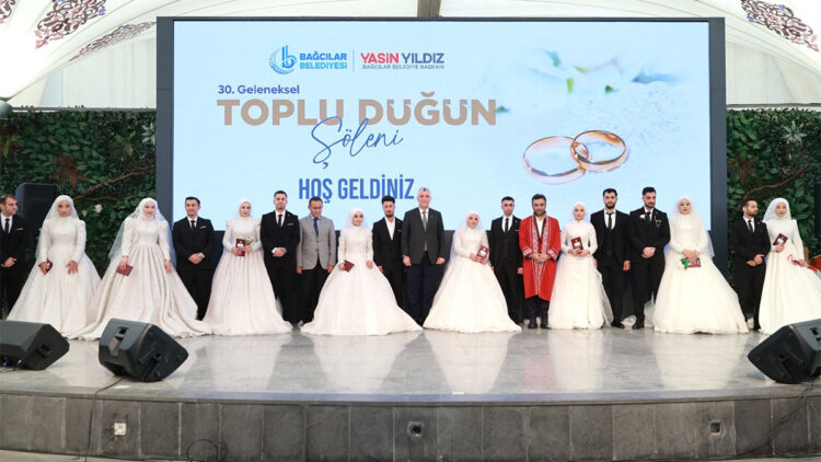 Bağcılar'da toplu düğün şöleninde 8 çift dünya evine girdi