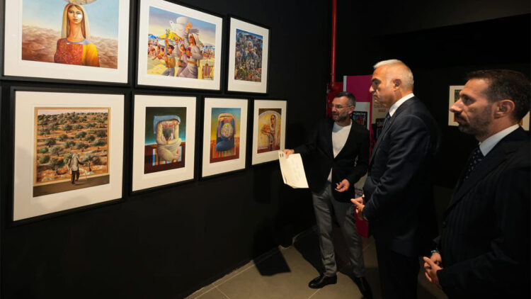Bakan Ersoy, 'Hala Yaşıyorum' sergisini gezdi