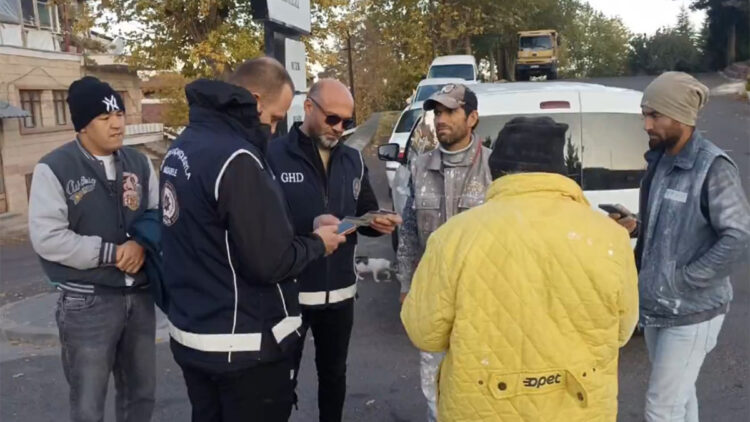 783 düzensiz göçmen, 169 göçmen kaçakçılığı organizatörü yakalandı