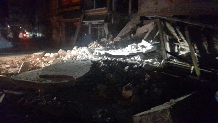 Sındırgı'daki depremde 3 bina yıkıldı