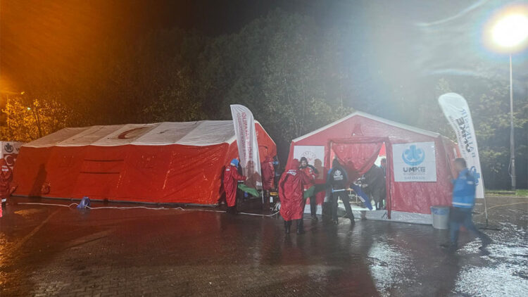 Sındırgı Devlet Hastanesi bahçesine acil müdahale çadırı kuruldu