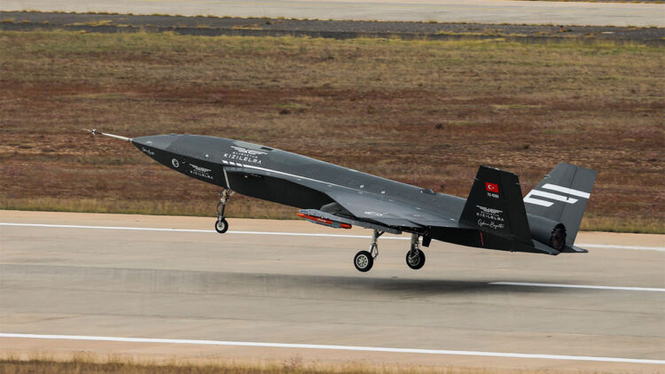 Bayraktar Kızılelma ilk atış testinde hedefi tam isabetle vurdu