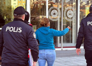 Tekirdağ’ın Çorlu ilçesinde 3 aylık bebeğini bankta oturan kişiye bırakıp kaçan anne G.K., çıkarıldığı mahkemede adli kontrol şartıyla serbest bırakıldı.
