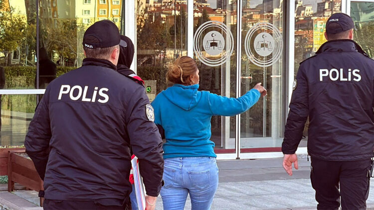 Tekirdağ’ın Çorlu ilçesinde 3 aylık bebeğini bankta oturan kişiye bırakıp kaçan anne G.K., çıkarıldığı mahkemede adli kontrol şartıyla serbest bırakıldı.