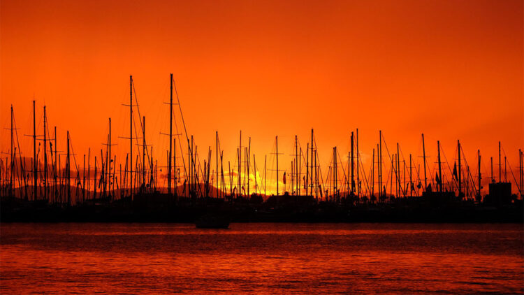 Bodrum'da gökyüzü kızıl tonlara büründü