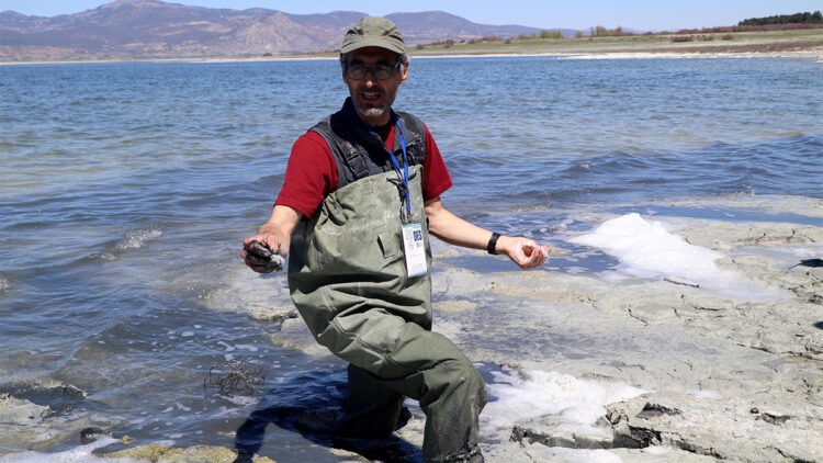 Burdur Gölü kıyılarında köpüklenme