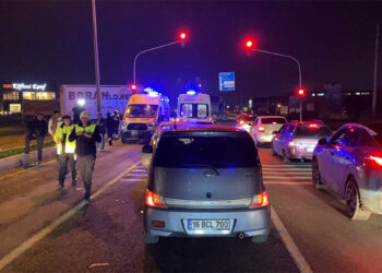 Bursa'da 3 otomobilin karıştığı zincirleme kaza: 5 yaralı
