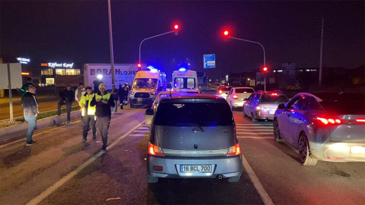 Bursa'da 3 otomobilin karıştığı zincirleme kaza: 5 yaralı