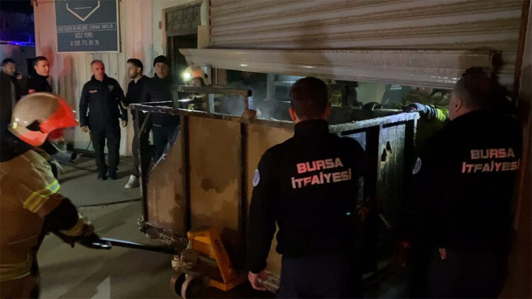 Bursa'da mobilya imalathanesinde çıkan yangın söndürüldü