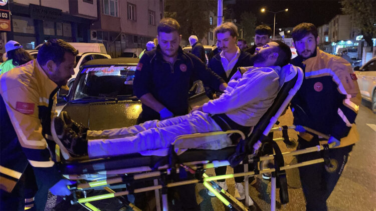 Bursa'da seyir halindeyken fenalaşan sürücü refüje çarptı