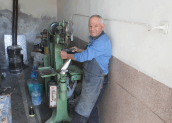 Babasından kalan 85 yıllık makine ile yarım asırdır ayakkabı tamir ediyor