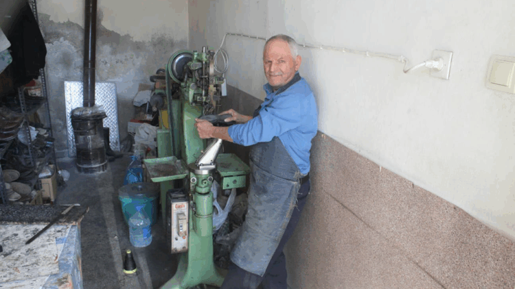 Babasından kalan 85 yıllık makine ile yarım asırdır ayakkabı tamir ediyor