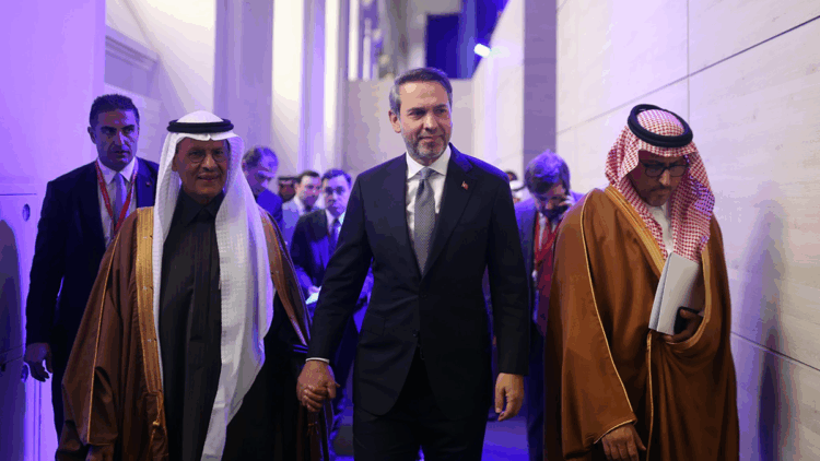 Bakan Bayraktar, Suudi Arabistan Enerji Bakanı ile görüştü