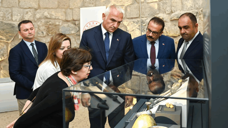 Bakan Ersoy, Türkiye'ye iade edilen 7 tarihi eseri tanıttı