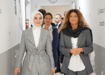 Bakan Göktaş'tan engelli çocukların sanat eğitimi aldığı merkeze ziyaret