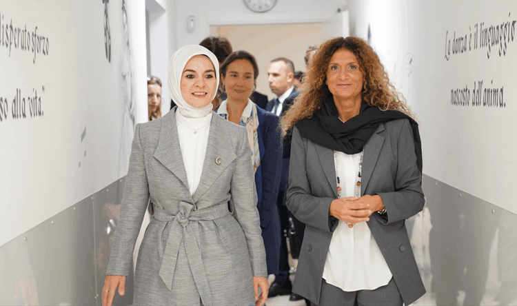 Bakan Göktaş'tan engelli çocukların sanat eğitimi aldığı merkeze ziyaret