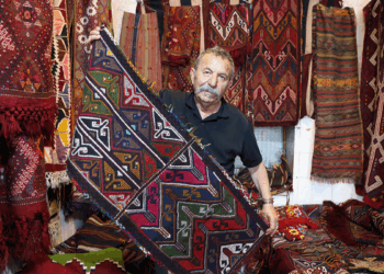 Bakır kalayı karşılığı topladığı kilim ve halılarla koleksiyon oluşturdu