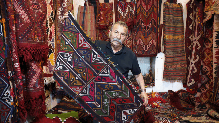 Bakır kalayı karşılığı topladığı kilim ve halılarla koleksiyon oluşturdu