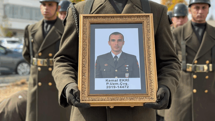 Balıkesir'de cezaevi firarisi tarafından öldürülen uzman çavuş toprağa verildi