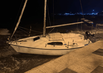 Balıkesir'de lodos, tekne ve yelkenlileri karaya sürükledi