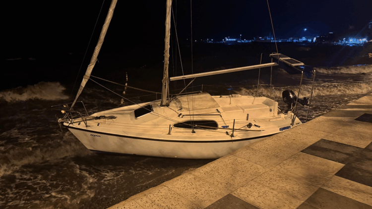 Balıkesir'de lodos, tekne ve yelkenlileri karaya sürükledi