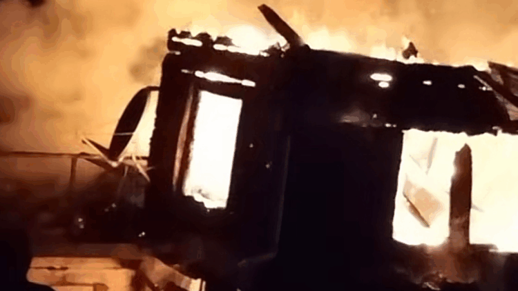 Bartın'da 2 katlı ahşap ev yandı 