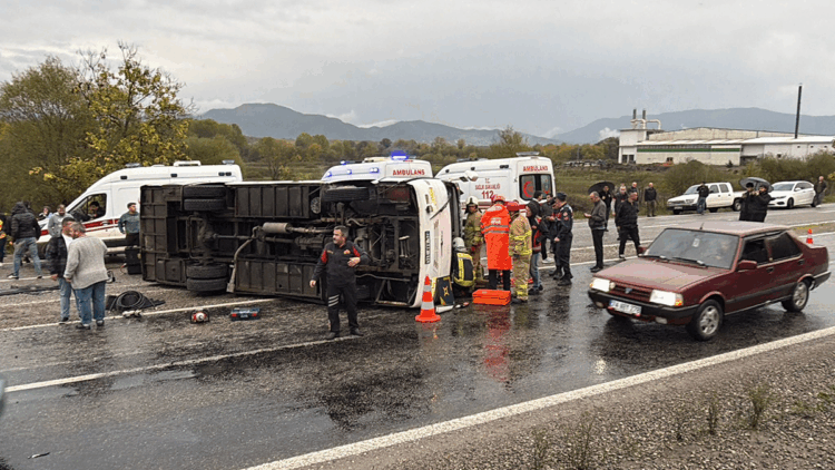 Bartın'da işçi servis midibüsü devrildi: 1 ölü, 19 yaralı