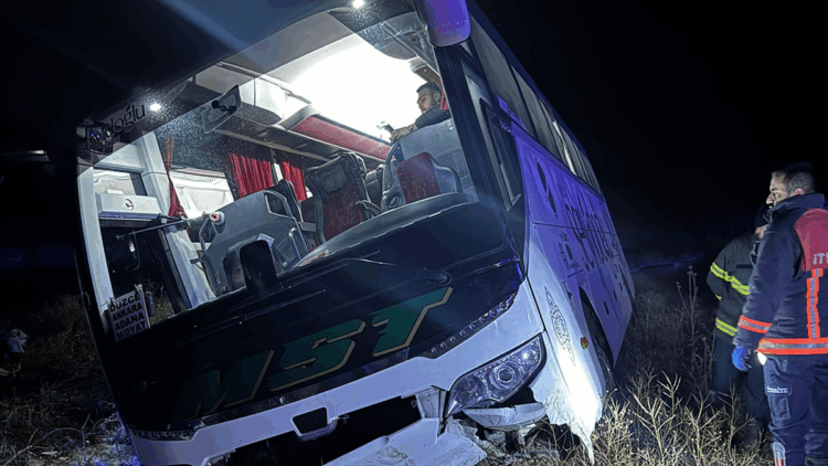 Bayılan sürücünün kullandığı yolcu otobüsü devrildi; 6 yaralı