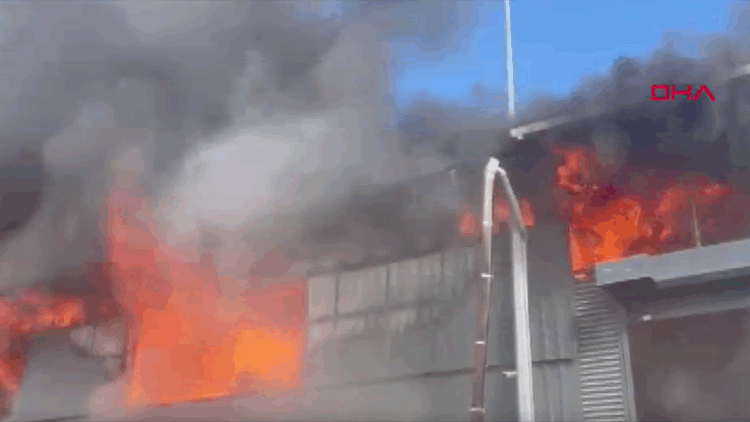 Beylikdüzü'nde fabrikada yangın çıktı