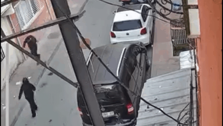 Beyoğlu'nda ortaokul öğrencisi arkadaşını boynundan bıçakladı