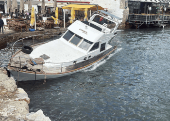 Bodrum'da kuvvetli rüzgar; tekne karaya vurdu