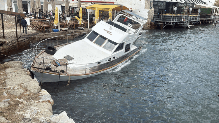 Bodrum'da kuvvetli rüzgar; tekne karaya vurdu
