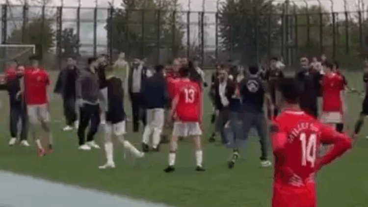 Bursa'da U16 maçındaki kavga kamerada