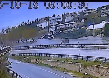 Büyükçekmece'de İETT otobüsünün kayarak yoldan çıktığı anlar kamerada
