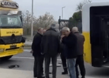 Büyükçekmece'de kamyon İETT otobüsüne çarptı; 9 yaralı
