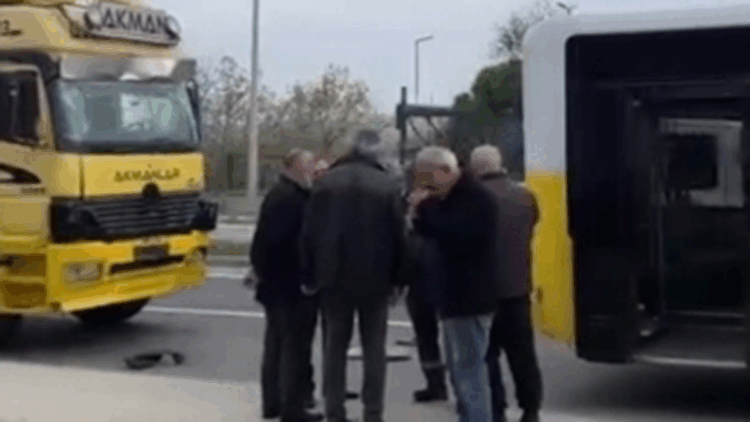 Büyükçekmece'de kamyon İETT otobüsüne çarptı; 9 yaralı