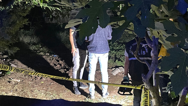Cami bahçesine gömülmüş bebek cesedi bulundu