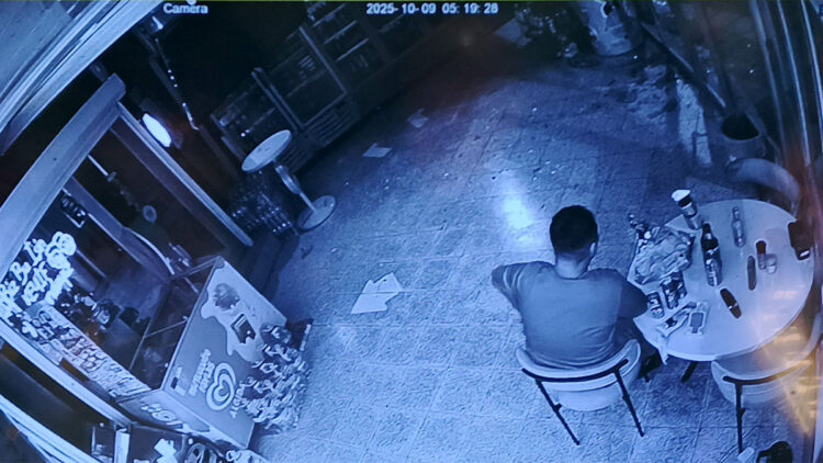 Marketin camını taşla kırıp içeri giren kişi yedi, içti ve gitti