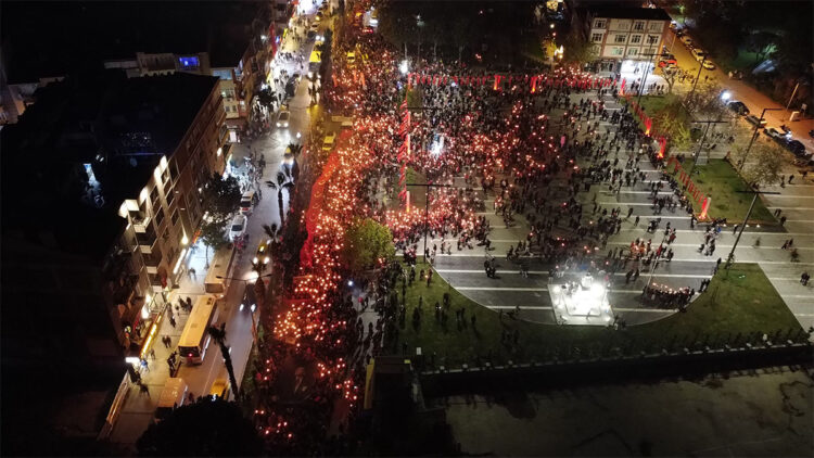 Çanakkale'de binlerce vatandaş fener alayında buluştu