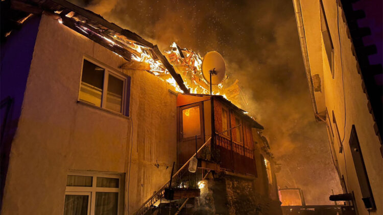 Çankırı'da 3 ev ve 4 samanlık yandı